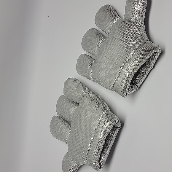 60th Anniversary Mickey Mouse hands gloves - Picture 6 of 6